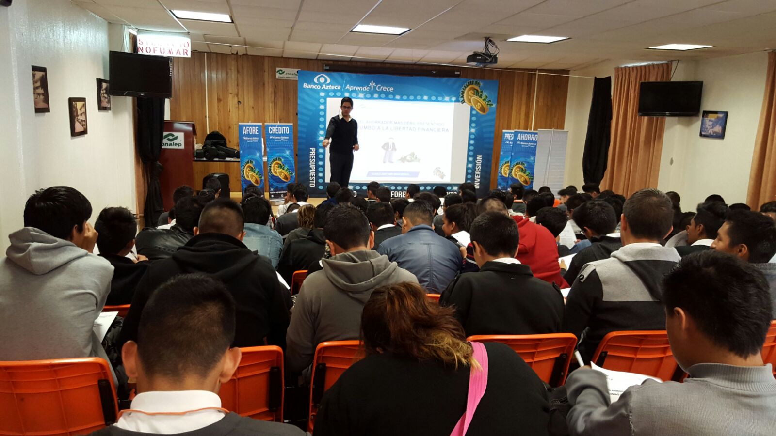 Alumnos tomando taller